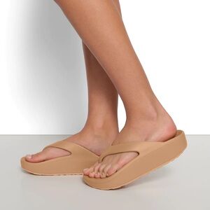 SKIMS OCHRE LOGO-EMBELLISHED MOULDED FLIP FLOPS